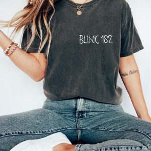 Blink 182 Pop Punk Band Simple Unisex Design T-shirt – Apparel, Mug, Home Decor – Perfect Gift For Everyone