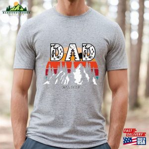 Dad Est 2023 T-Shirt Gift Camping Outdoorsman The Legend Shirt Father’s Day Grandpa Papa Daddy Hoodie Classic