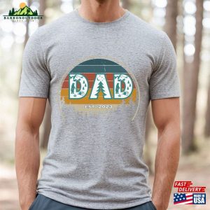 Dad Est 2023 T-Shirt Gift The Cool Legend Shirt Father’s Day Grandpa Papa Daddy Hoodie