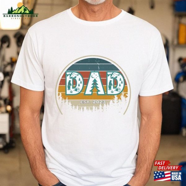 Dad Est 2023 T-Shirt Gift The Cool Legend Shirt Father’s Day Grandpa Papa Daddy Hoodie