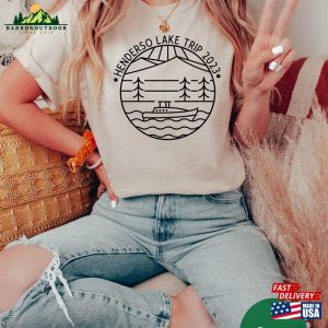 Henderson Lake Trip 2023 Shirts Friends Apparel Happy Camper T-Shirt Hoodie