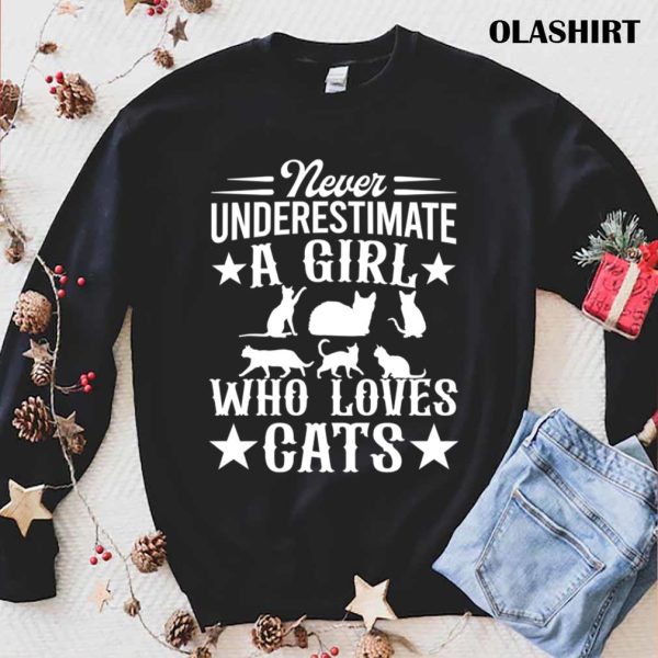 Never Underestimate A Girl Who Loves Cats Lovers T-shirt