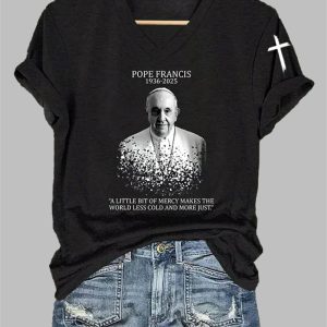 Women’s Pope Francis A Little Bit Of Mercy Makes The World Less Cold And More Just l T-Shirt