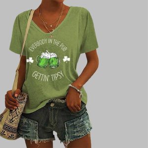 Women’s St. Patrick’s Day Funny Everybody In The Pub Gettin’ Tipsy V-Neck Tee