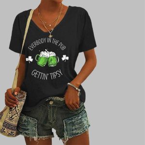 Womens St Patricks Day Funny Everybody In The Pub Gettin Tipsy V Neck Tee 3